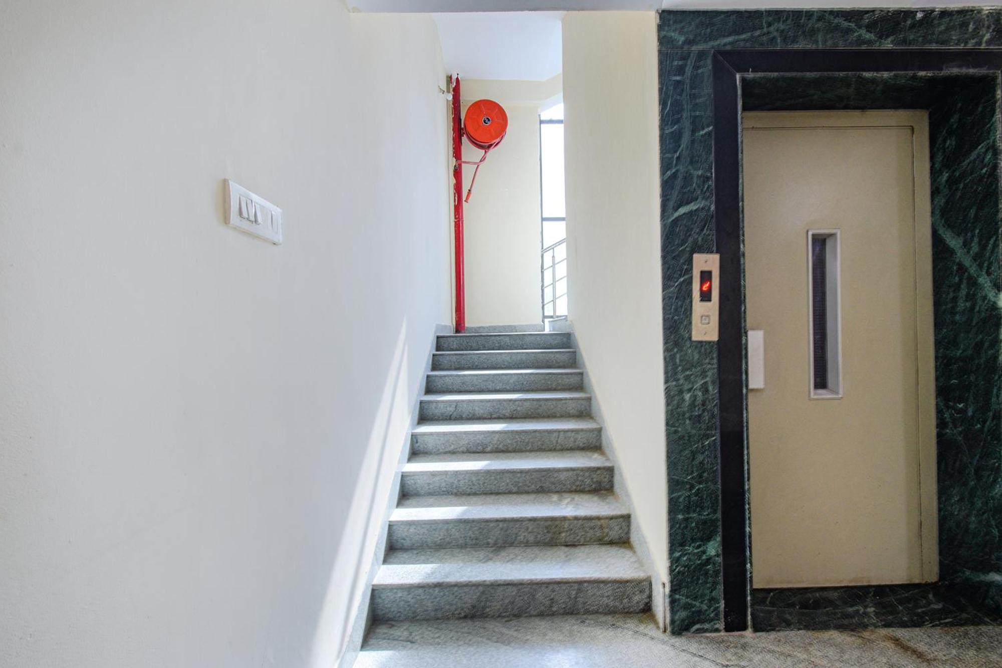 Fabhotel N Residency, Hitech City - 350M From Yashoda Hospital, Hitech City Хайдарабад Экстерьер фото